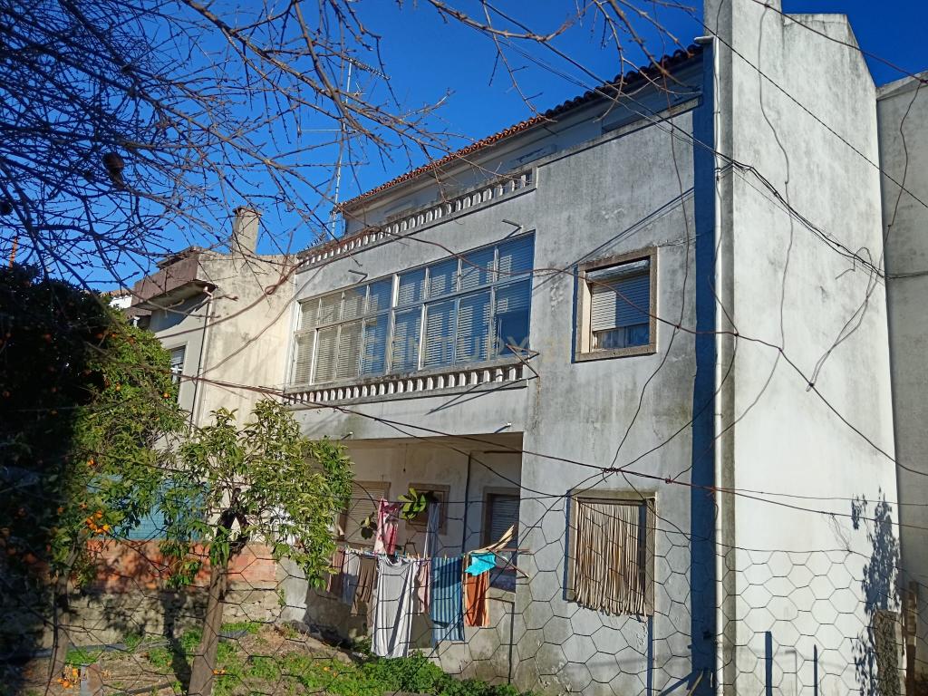 Edifício habitação com 2 pisos mais sótão, Zona Matadouro em Castelo Branco - Image 9