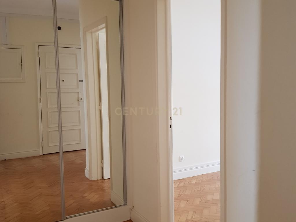 Prédio nas Avenidas Novas - Image 8