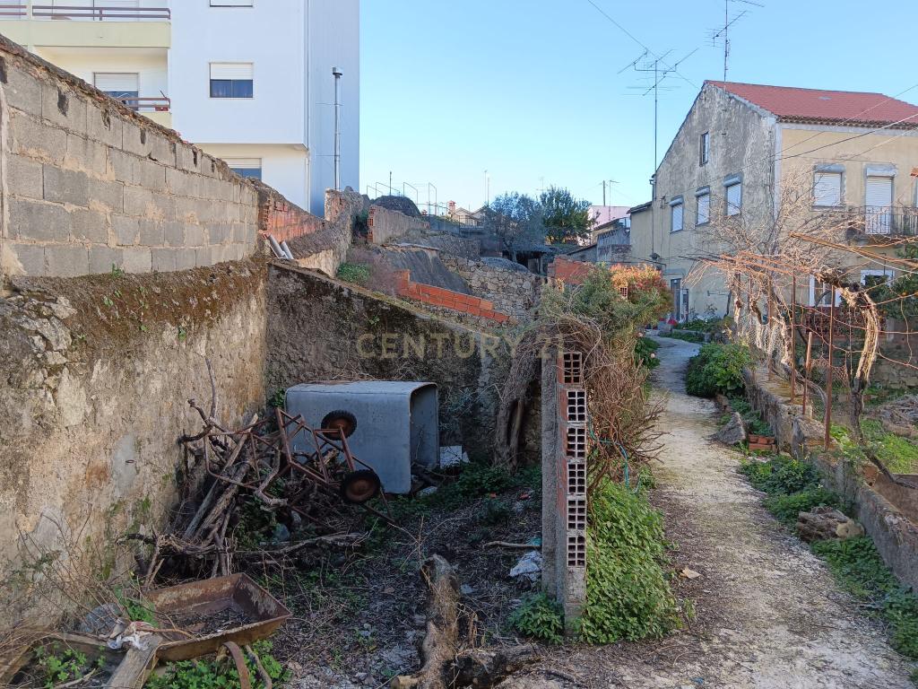 Casa Antiga com Logradouro, em Castelo Branco - Image 9