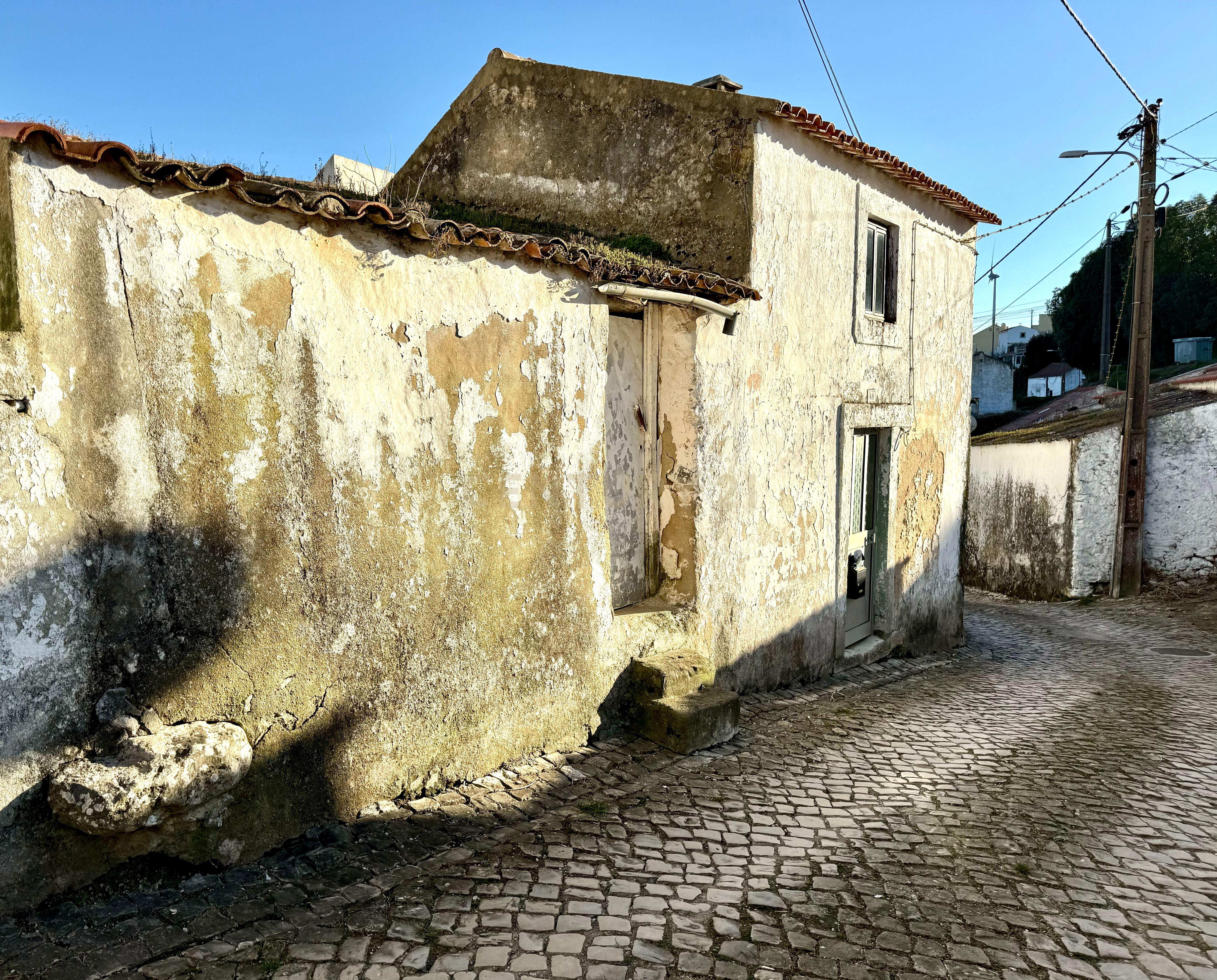 Moradia T3 para remodelação em Rua Santo Amaro, Furadouro, Torres Vedras - Image 2