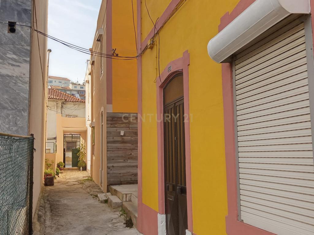 Edifício de dois pisos em pleno coração da cidade ( Montalvão) de Setúbal - Image 2