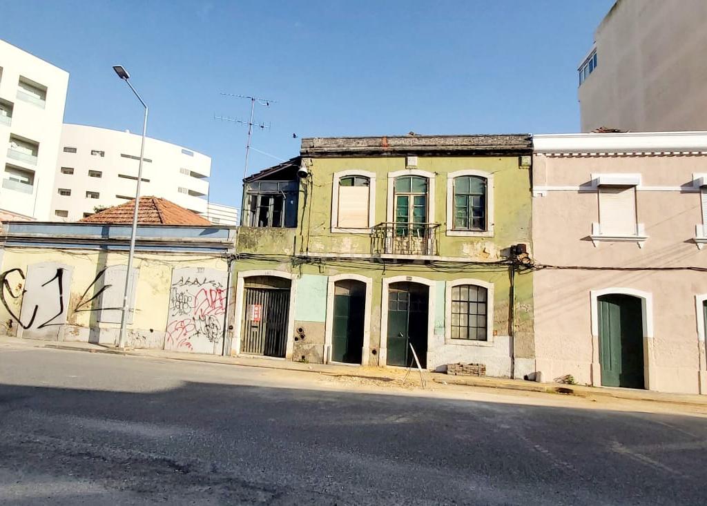 Para reconstrução ou ampliação no Centro de Setúbal. Edifício Residencial e comércio - Image 1