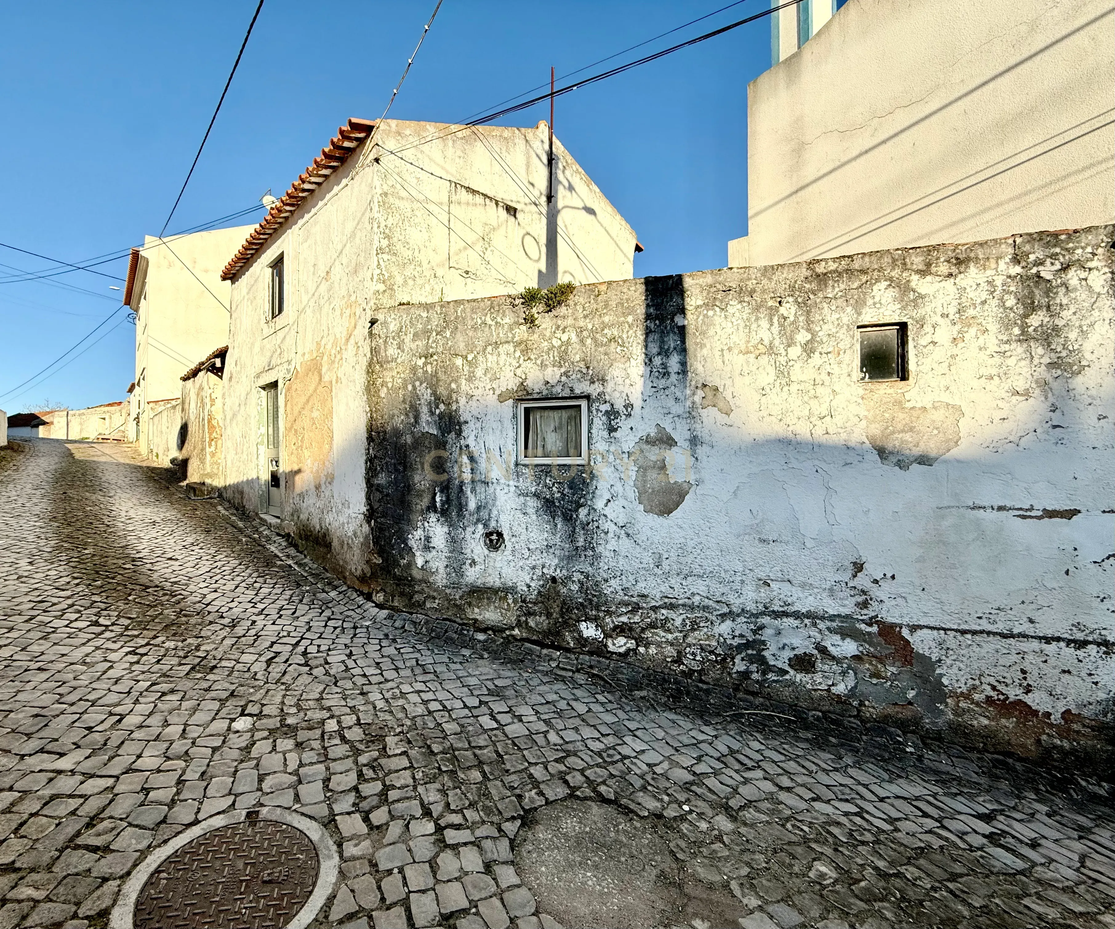 Moradia T3 para remodelação em Rua Santo Amaro, Furadouro, Torres Vedras - Image 1
