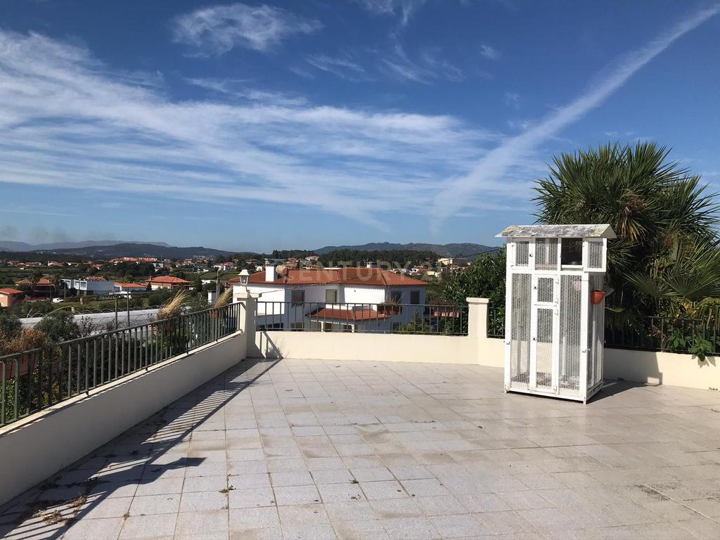 Moradia espectacular T8 em Forjães com 782 m2 constrúido e 4560 m2 de terreno - Image 28