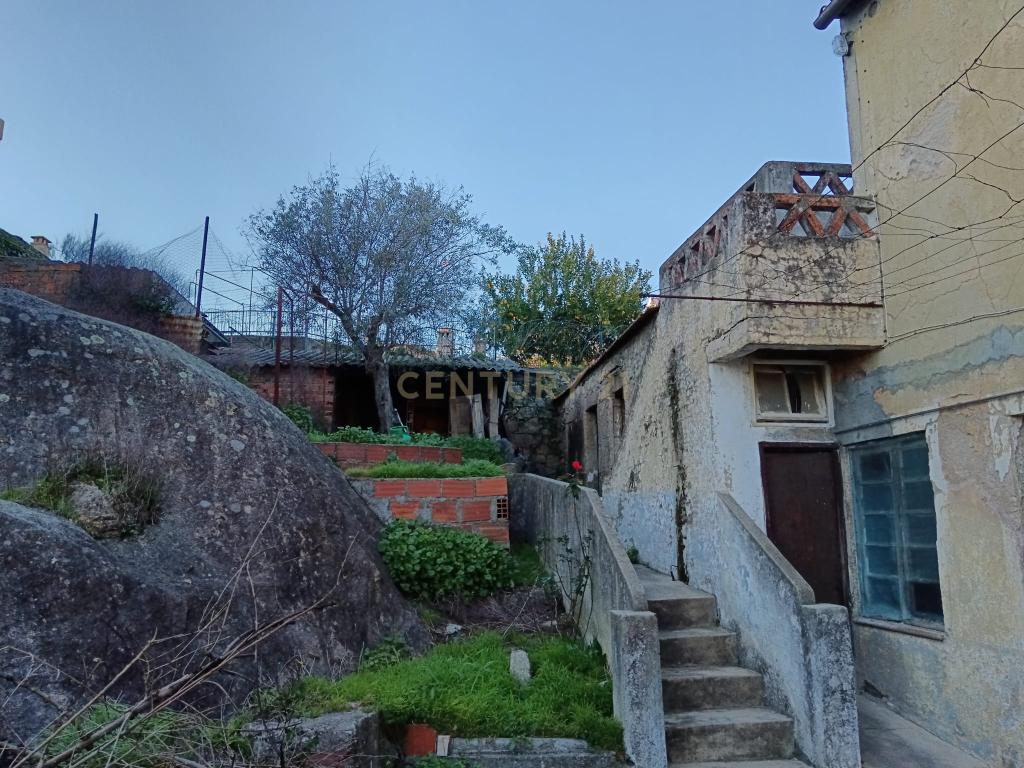 Casa Antiga com Logradouro, em Castelo Branco - Image 7