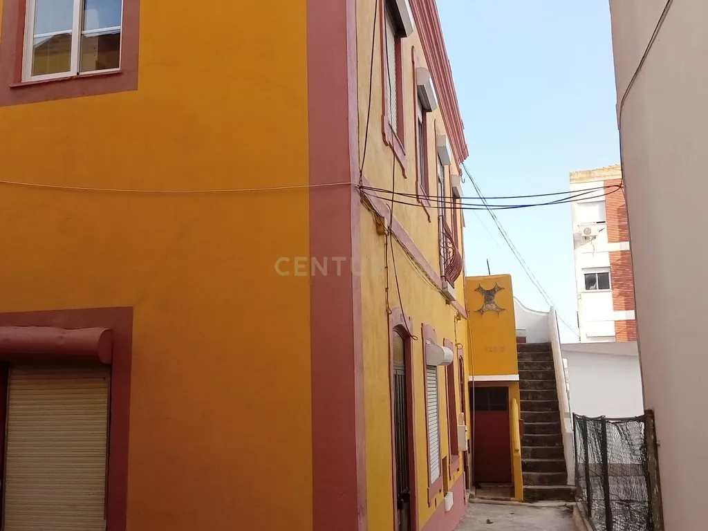 Edifício de dois pisos em pleno coração da cidade ( Montalvão) de Setúbal - Image 3
