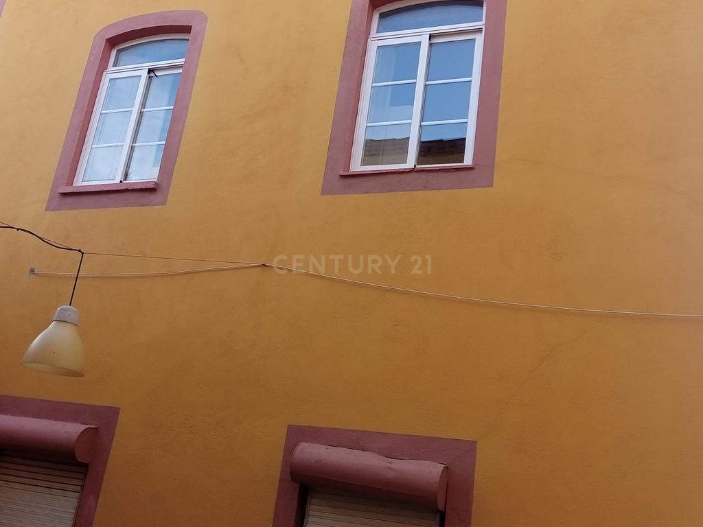 Edifício de dois pisos em pleno coração da cidade ( Montalvão) de Setúbal - Image 6
