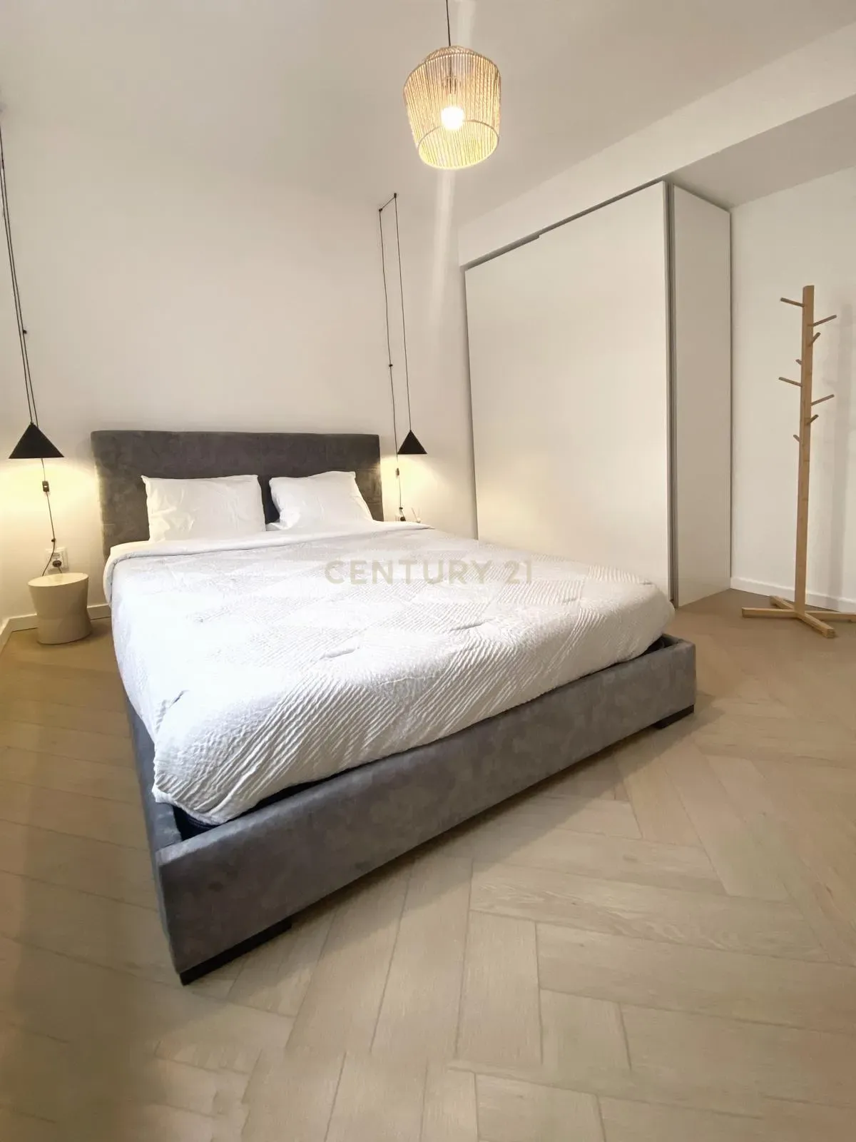 Apartamento T2 Renovado no Coração da Cidade do Porto - Image 12