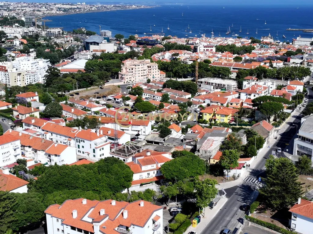 Prédio com terreno de 1200m2 no centro de Cascais | Zona Premium - Image 1
