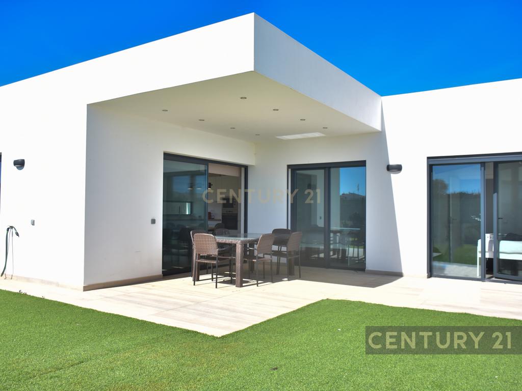 Luxo e Tranquilidade em Sagres: Uma Moradia Contemporânea à espera de ser sua! - Image 3