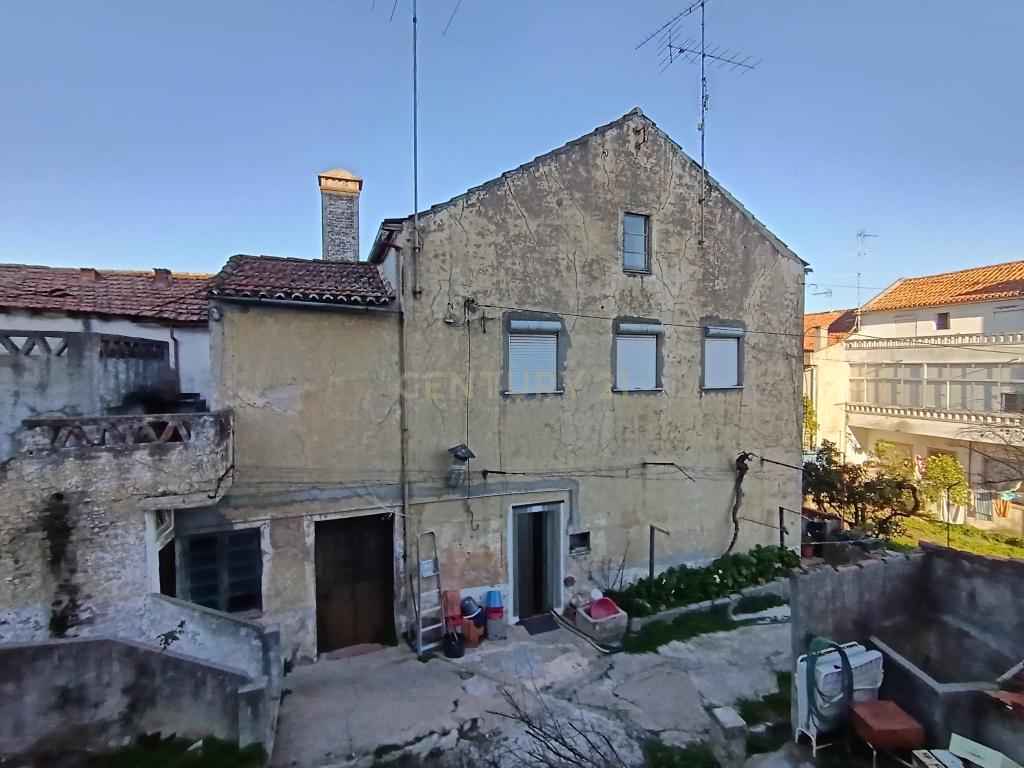 Casa Antiga com Logradouro, em Castelo Branco - Image 1