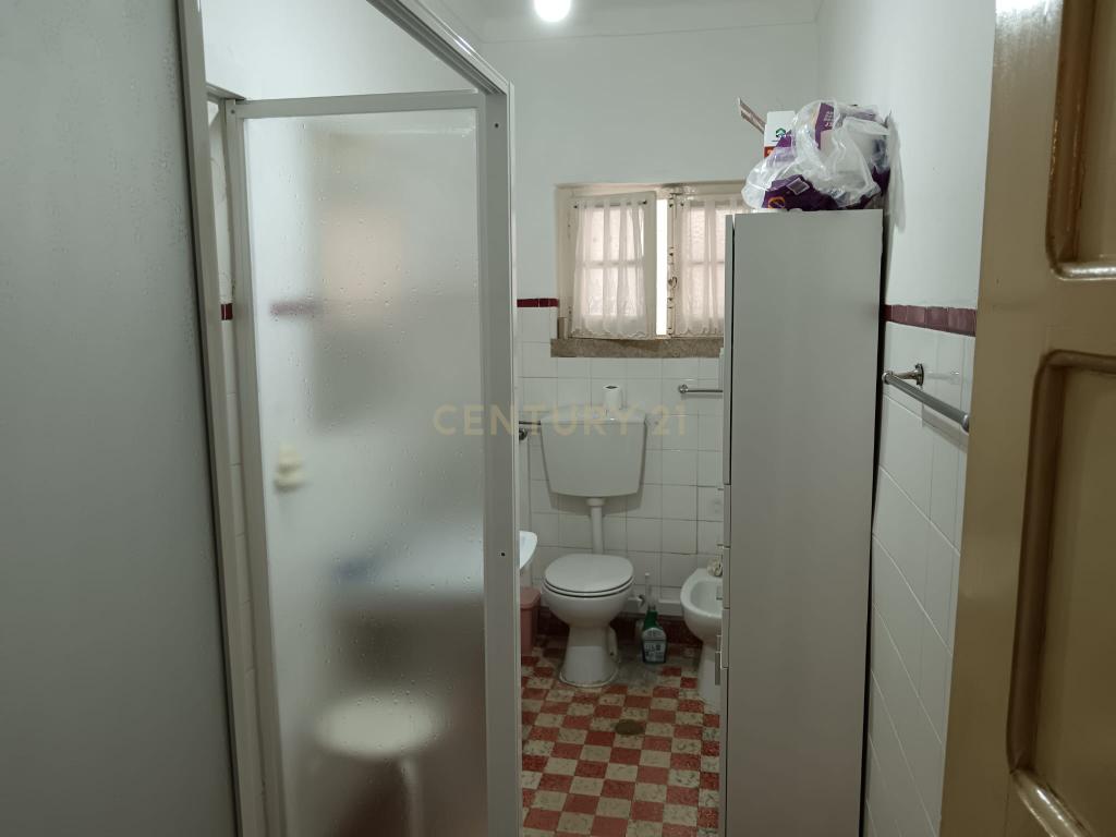 Edifício habitação com 2 pisos mais sótão, Zona Matadouro em Castelo Branco - Image 7