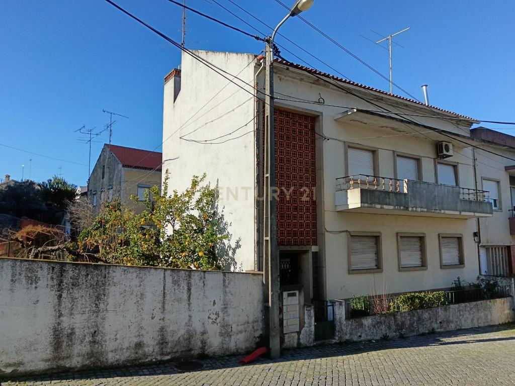 Edifício habitação com 2 pisos mais sótão, Zona Matadouro em Castelo Branco - Image 1