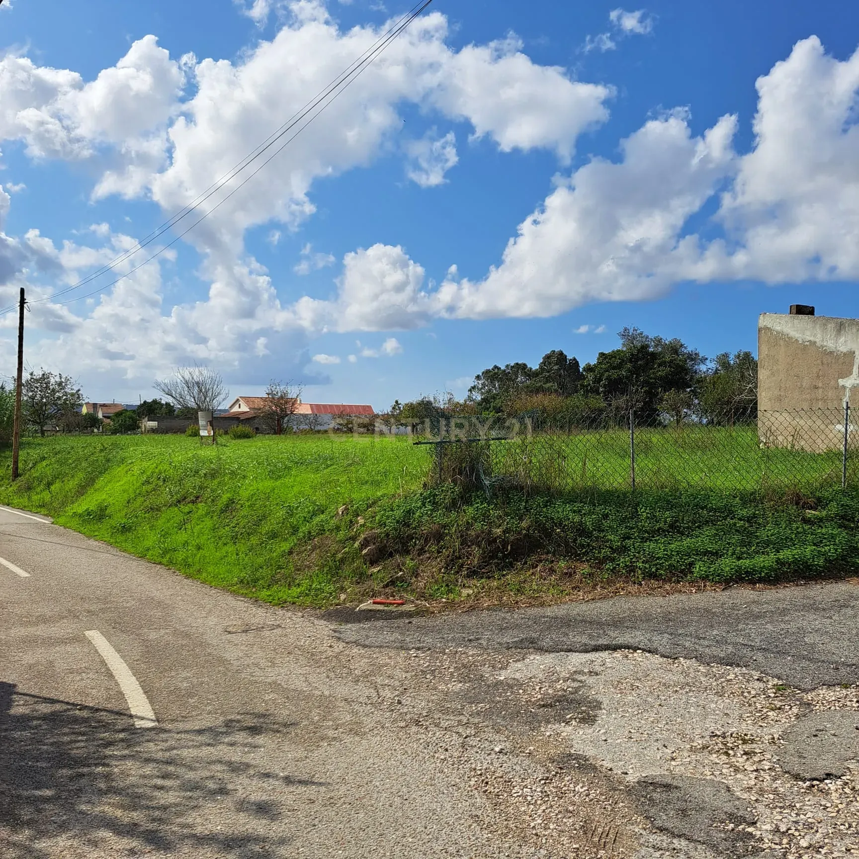 Terreno plano com duas frentes para construção com área total de 2300m2 junto da Figueira da Foz - Image 1