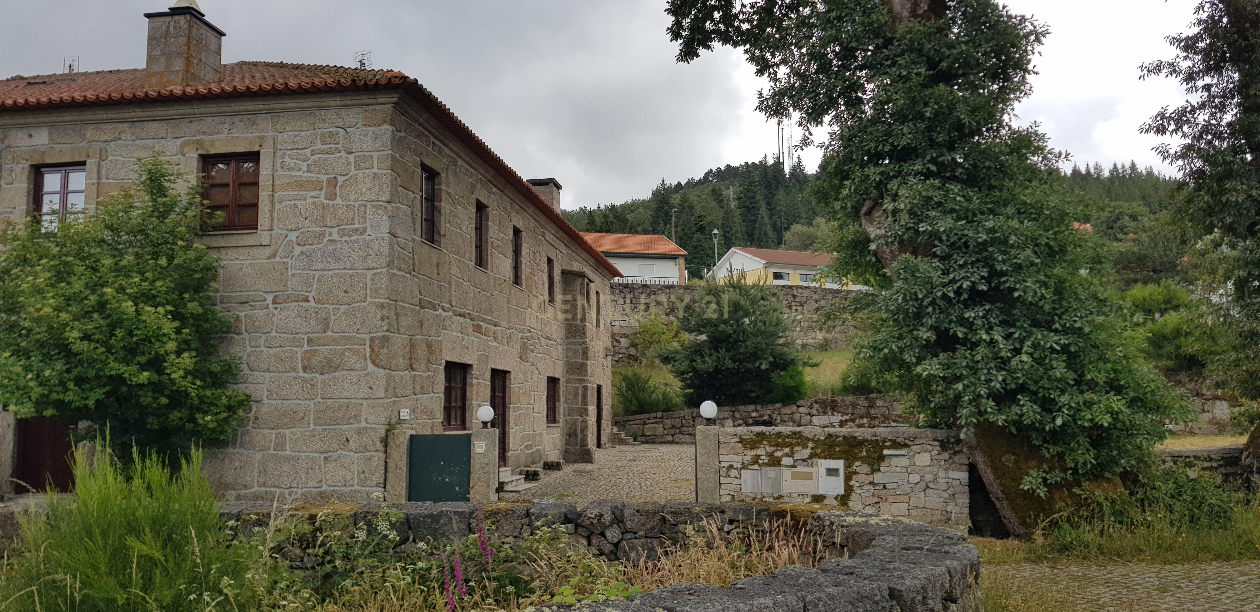 Imóvel com negócio em Montalegre. - Image 1