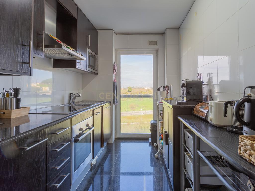 Apartamento com parqueamento, vista mar, nos Capuchos, Caparica - Image 9