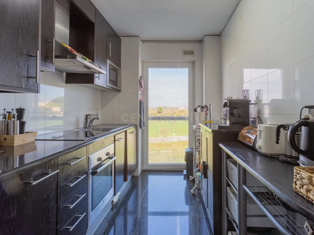 Apartamento com parqueamento, vista mar, nos Capuchos, Caparica - Image 9