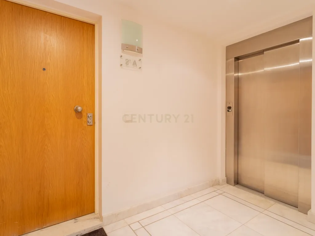 Apartamento com parqueamento, vista mar, nos Capuchos, Caparica - Image 12