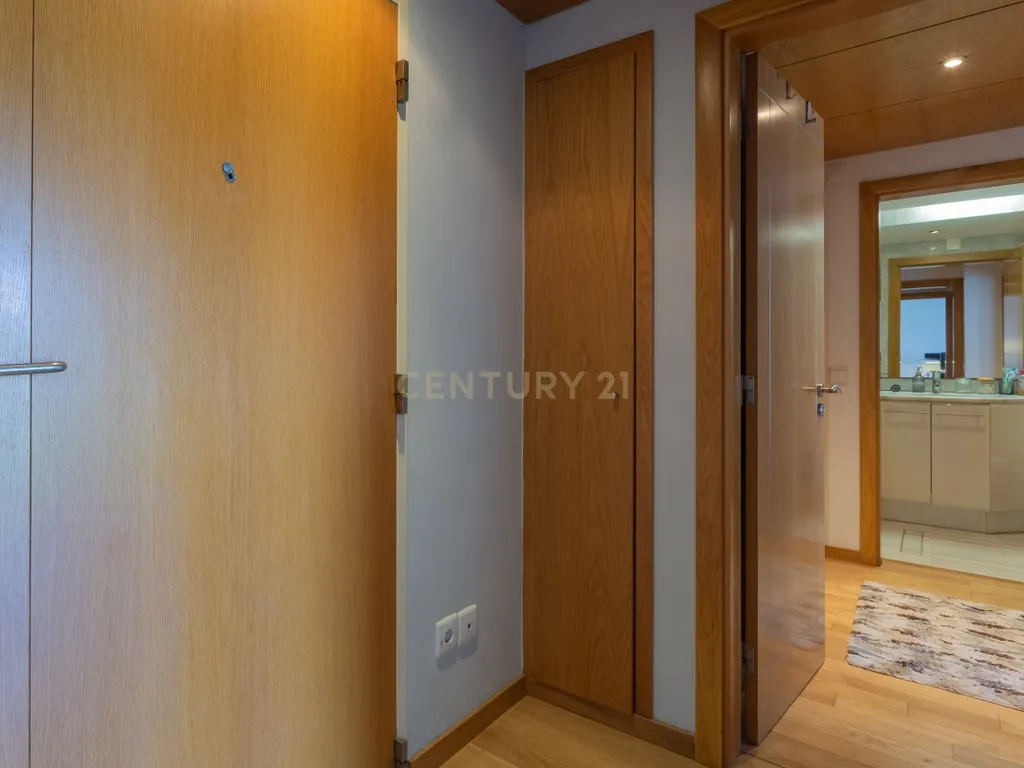 Apartamento com parqueamento, vista mar, nos Capuchos, Caparica - Image 18