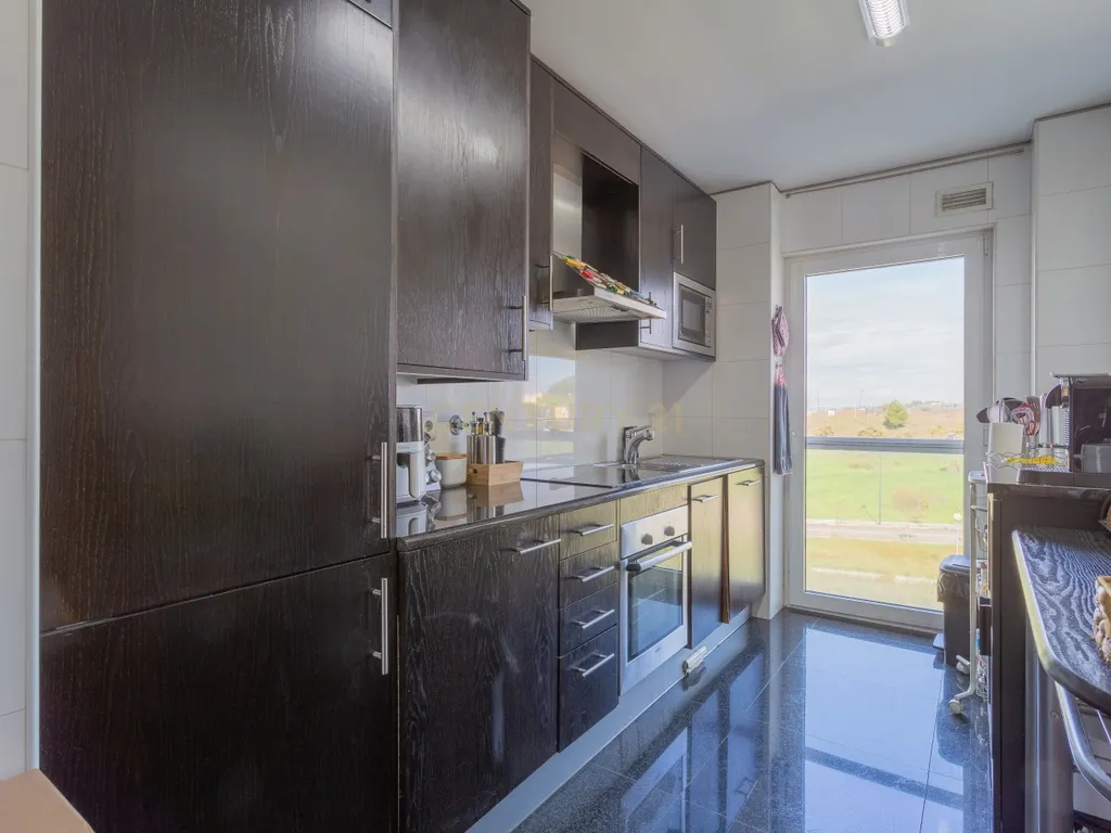 Apartamento com parqueamento, vista mar, nos Capuchos, Caparica - Image 8