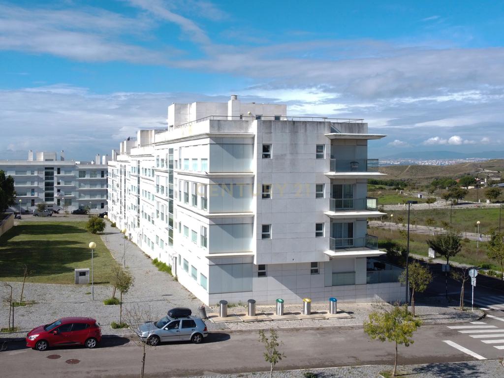 Apartamento com parqueamento, vista mar, nos Capuchos, Caparica - Image 2