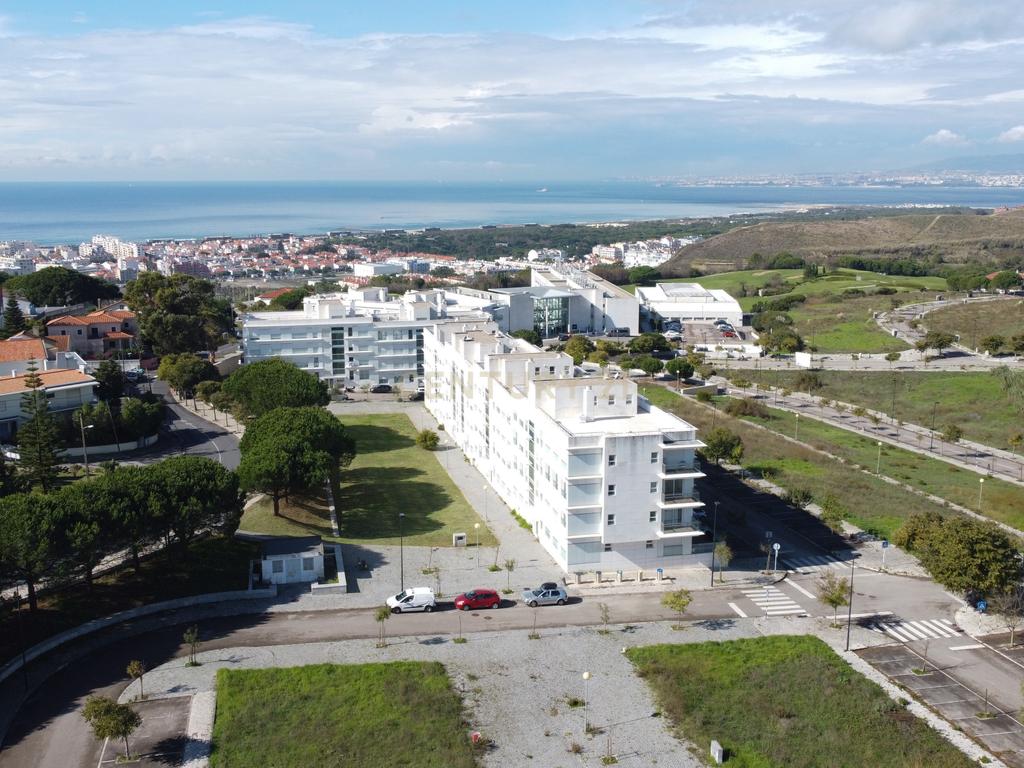 Apartamento com parqueamento, vista mar, nos Capuchos, Caparica - Image 1