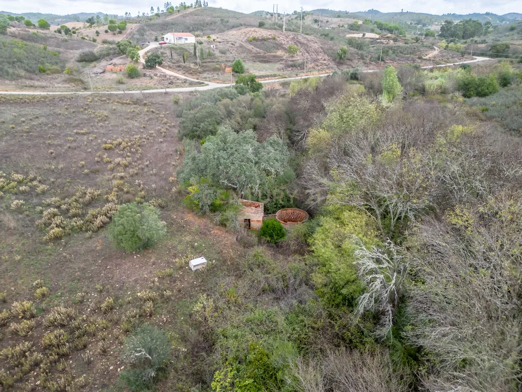 Moradia de 136 m2 para reabilitar em lote urbano de 960m2 num terreno total de 9 hectares localizada em São Marcos da Serra - Image 5