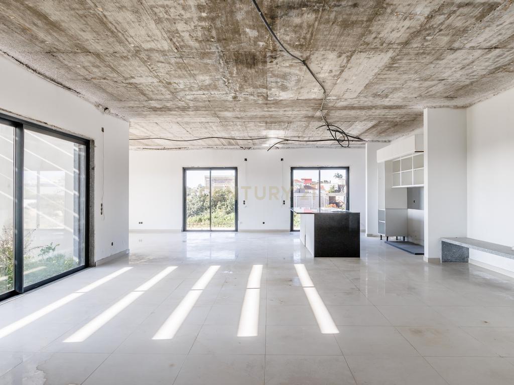 Terreno com moradia contemporânea para terminar - Urbanização Cerro Azul, Quelfes - Image 6