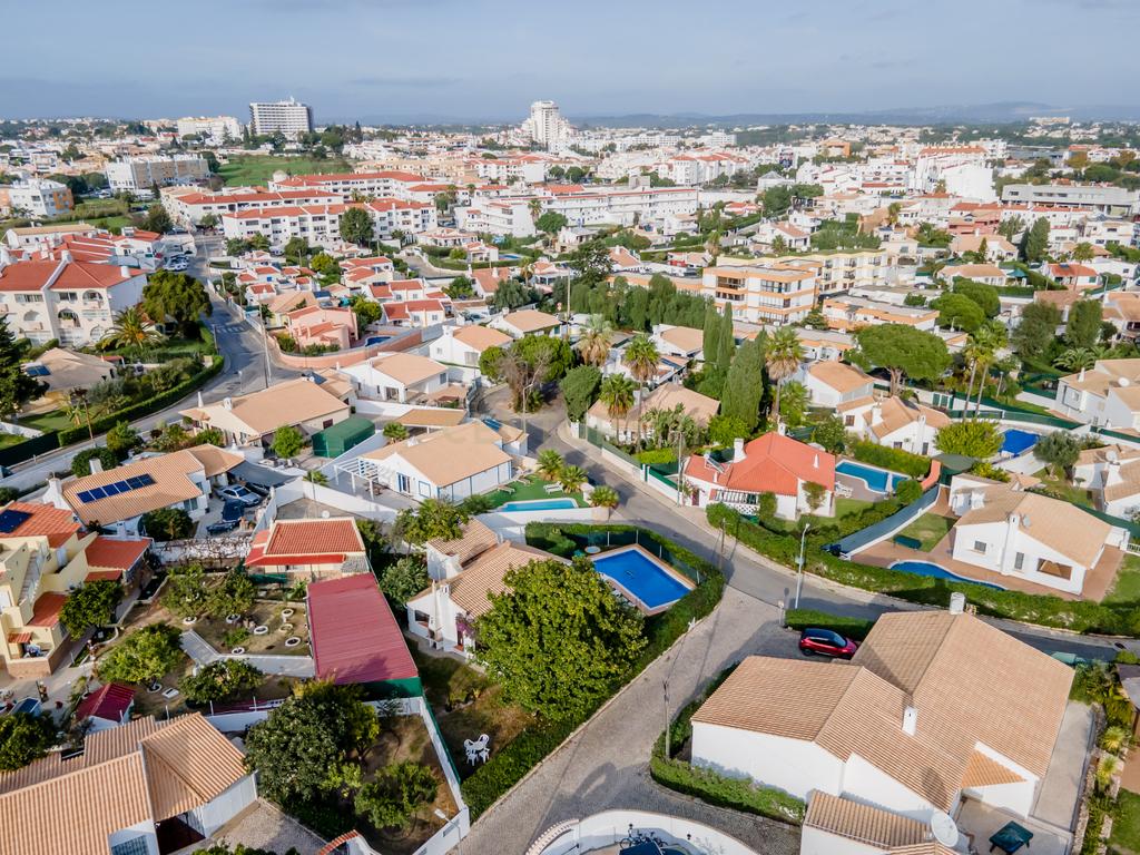 Moradia Isolada C/piscina e jardim - Image 36