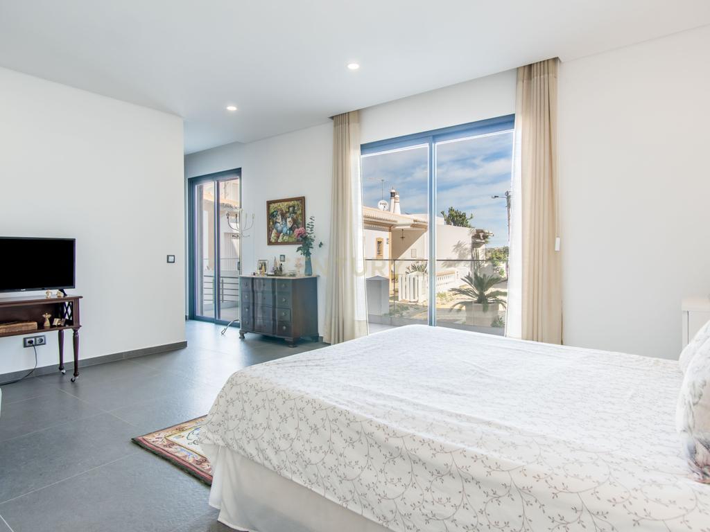 Viva o Melhor de Ferragudo num T3 de Luxo com Localização Privilegiada - Image 14