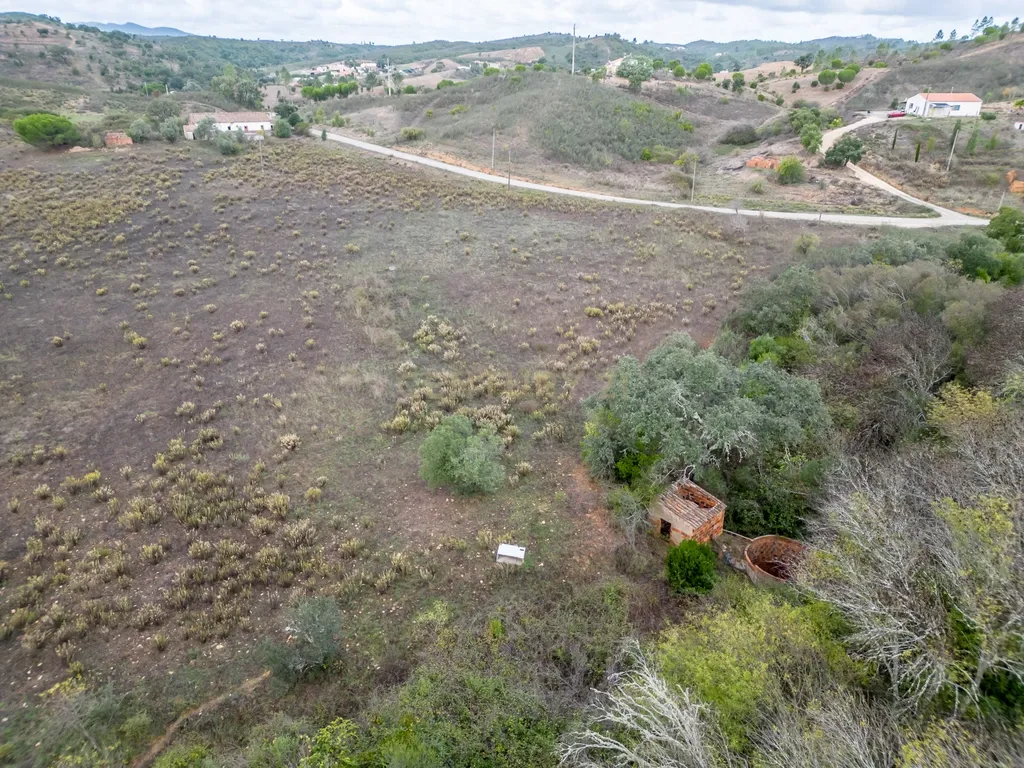 Moradia de 136 m2 para reabilitar em lote urbano de 960m2 num terreno total de 9 hectares localizada em São Marcos da Serra - Image 6