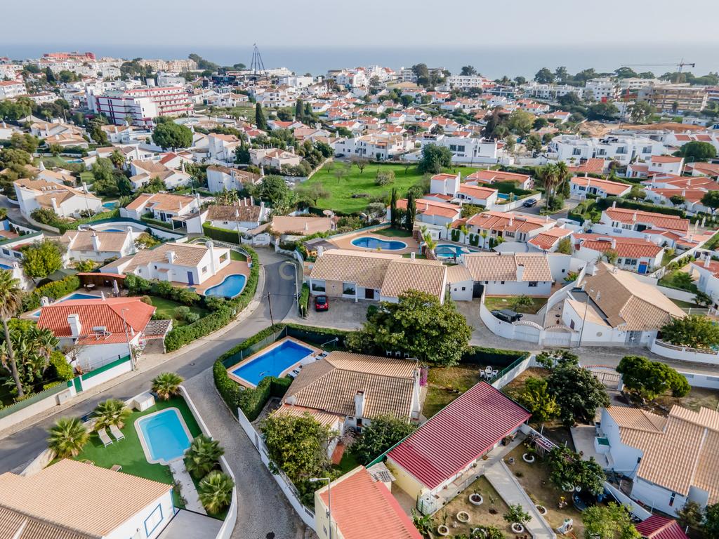 Moradia Isolada C/piscina e jardim - Image 35