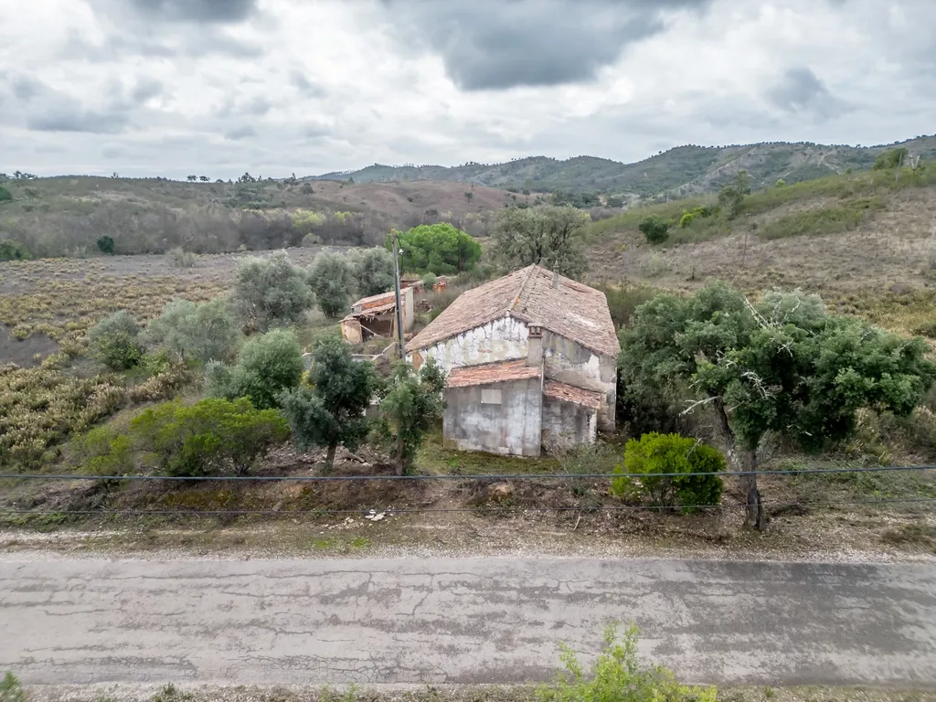 Moradia de 136 m2 para reabilitar em lote urbano de 960m2 num terreno total de 9 hectares localizada em São Marcos da Serra - Image 7