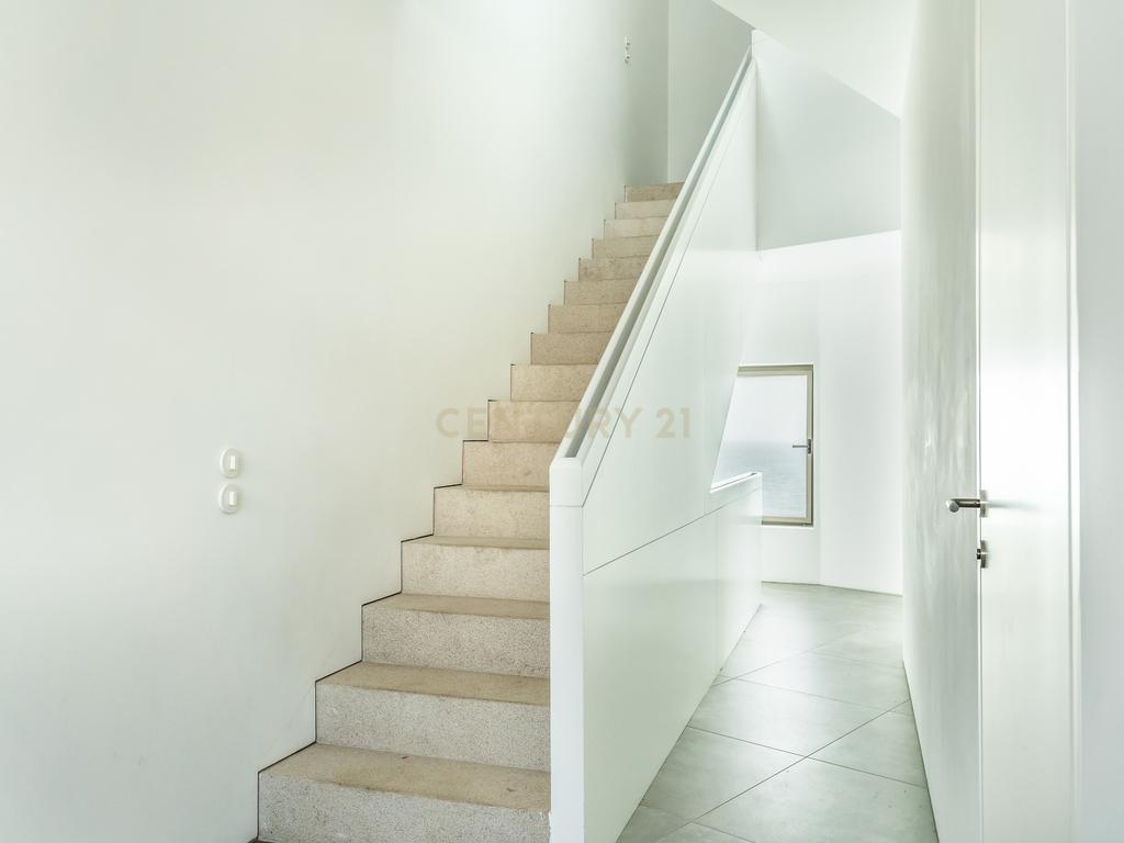 Moradia em Frente ao Mar com piscina, e grandes espaços exteriores. - Image 16