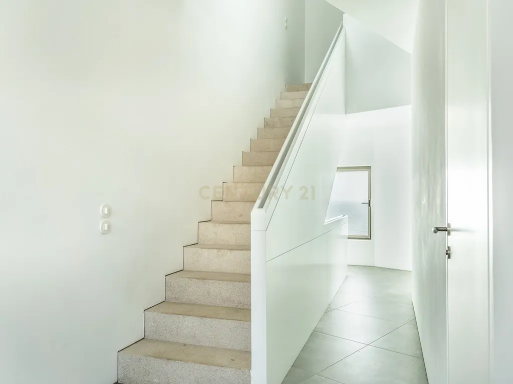 Moradia em Frente ao Mar com piscina, e grandes espaços exteriores. - Image 16