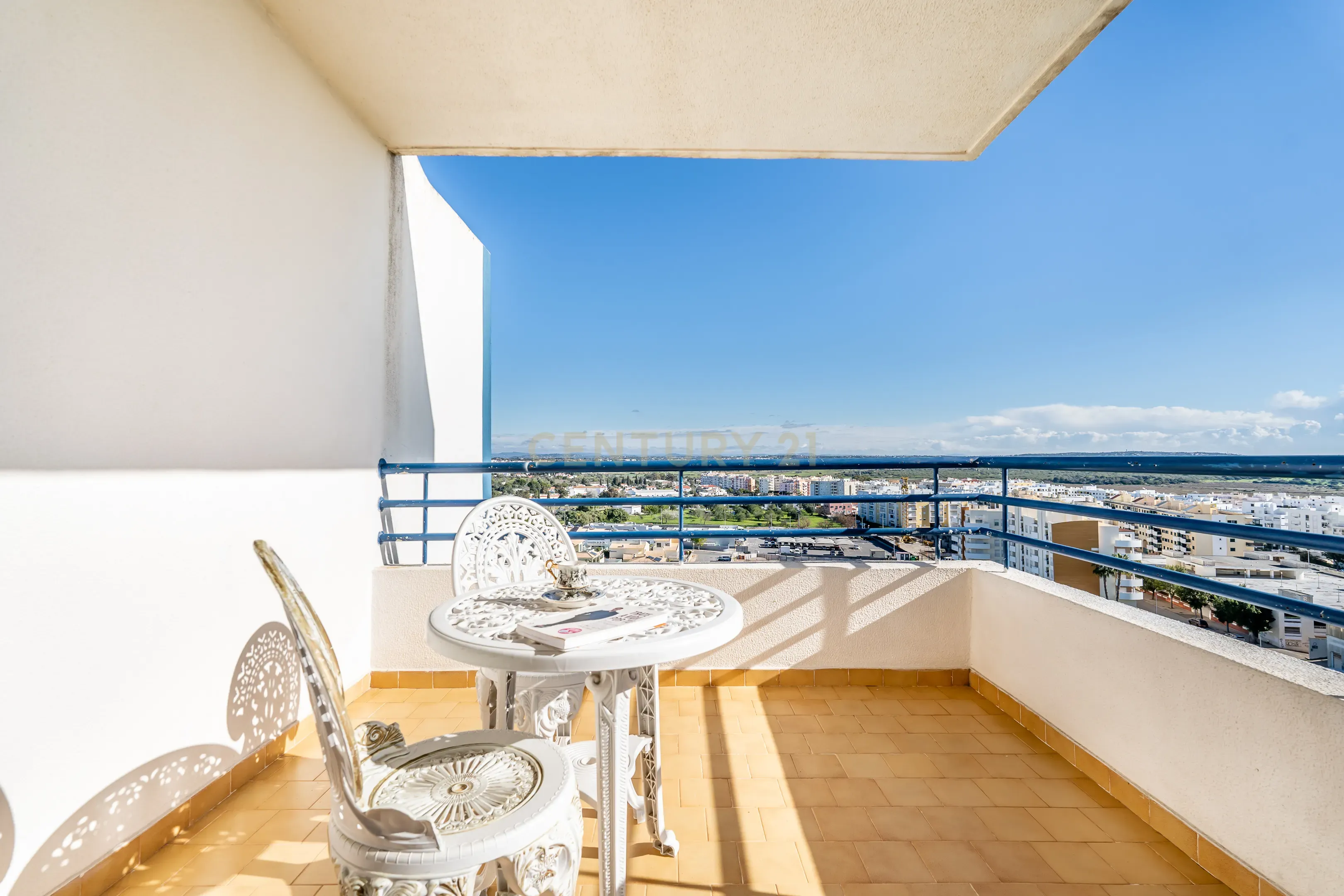 Apartamento T1 | Vista mar | Piscina | Garagem Box | Praia 200mt | Armação de Pera | Algarve - Image 2