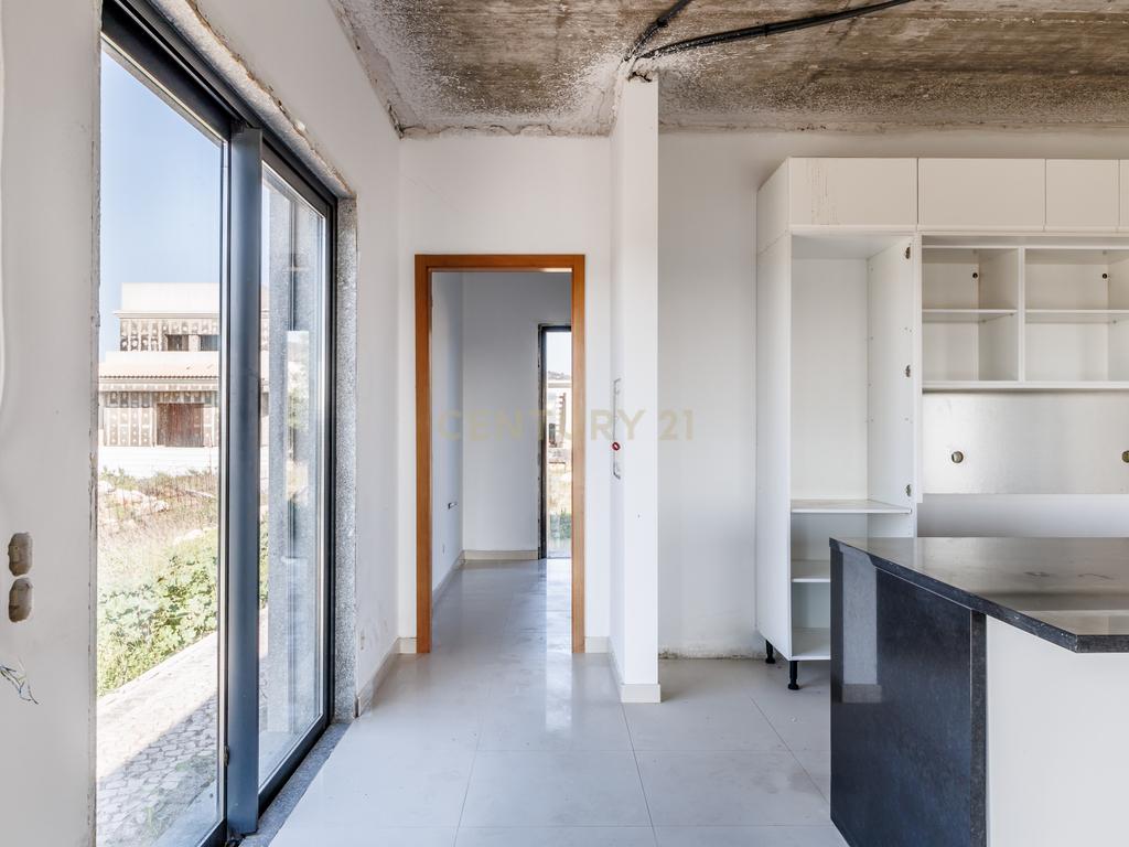 Terreno com moradia contemporânea para terminar - Urbanização Cerro Azul, Quelfes - Image 10