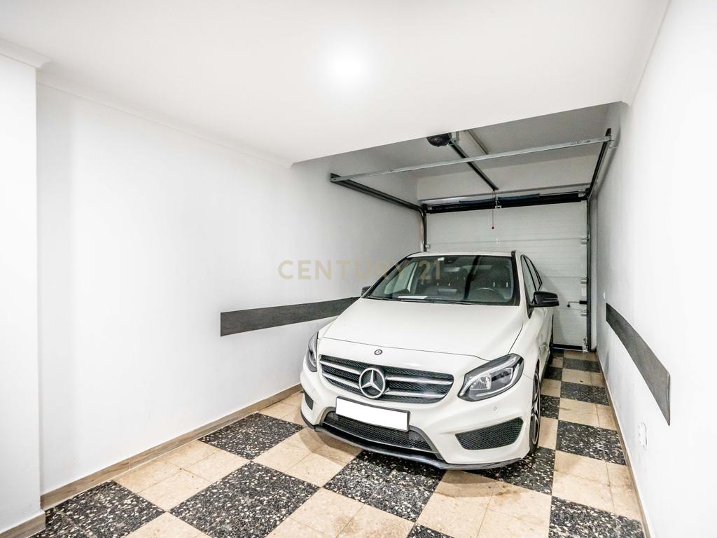 Moradia T6 com Piscina e 2 Anexos em Faro – Totalmente Renovada com Materiais de Alta Qualidade - Image 9