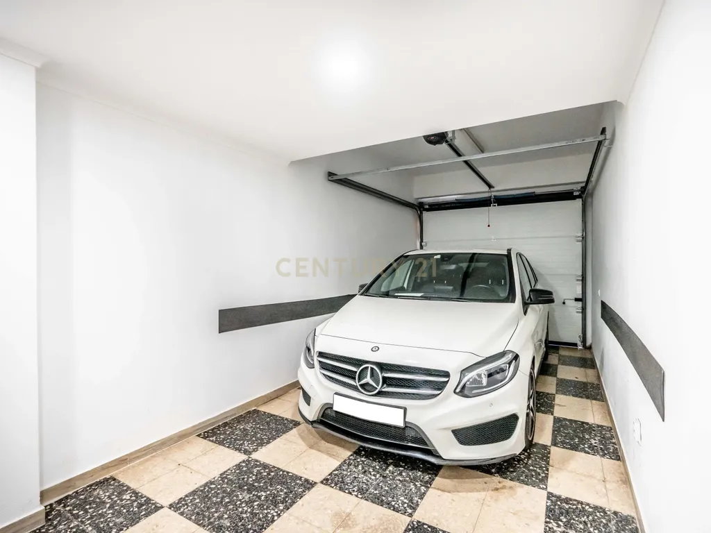 Moradia T6 com Piscina e 2 Anexos em Faro – Totalmente Renovada com Materiais de Alta Qualidade - Image 9