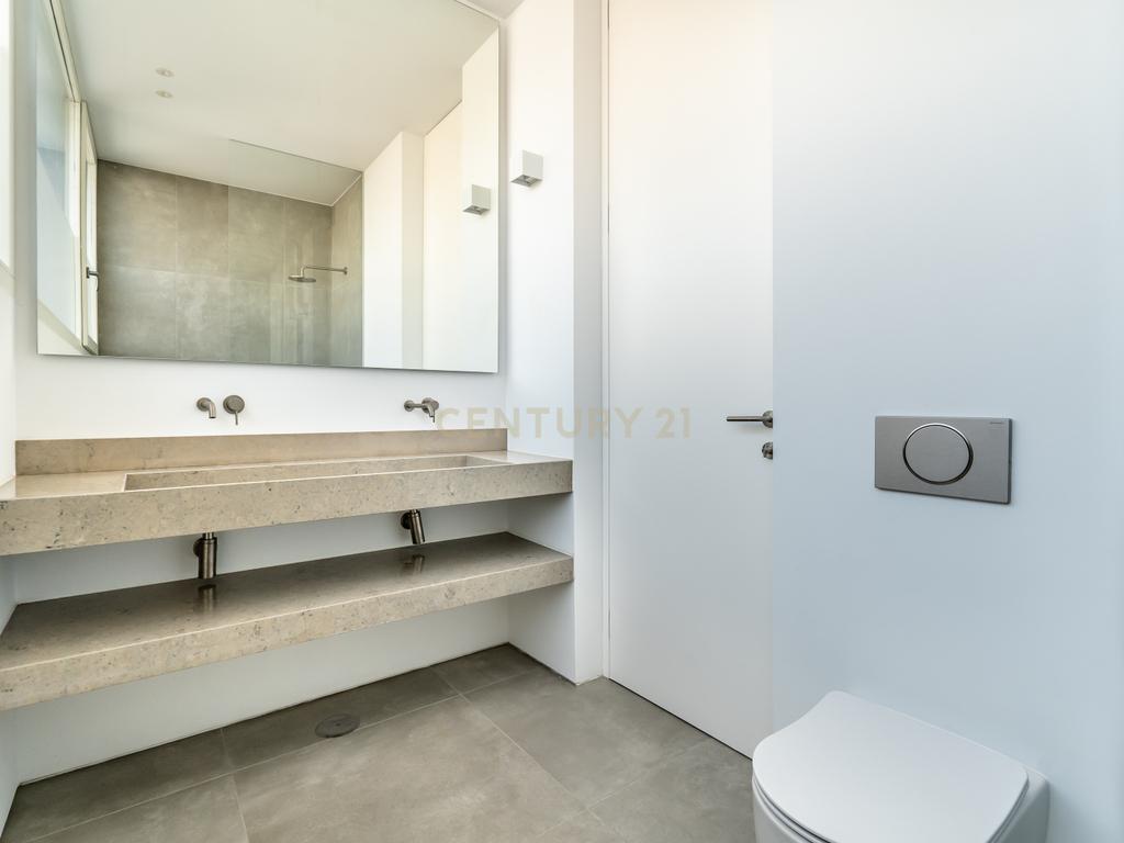 Moradia em Frente ao Mar com piscina, e grandes espaços exteriores. - Image 22