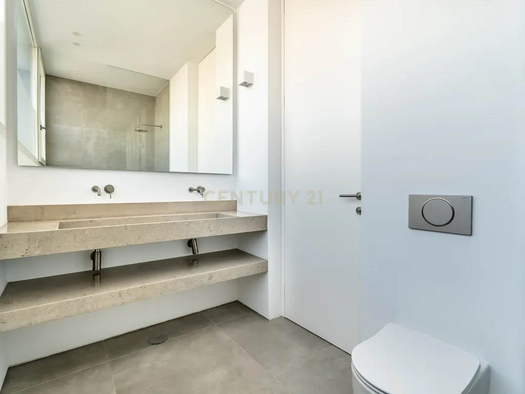 Moradia em Frente ao Mar com piscina, e grandes espaços exteriores. - Image 22