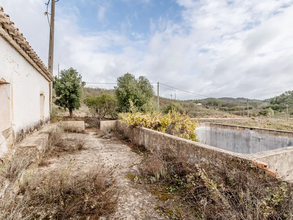 Moradia de 136 m2 para reabilitar em lote urbano de 960m2 num terreno total de 9 hectares localizada em São Marcos da Serra - Image 23