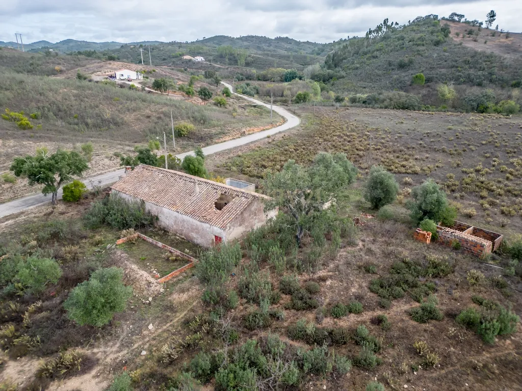 Moradia de 136 m2 para reabilitar em lote urbano de 960m2 num terreno total de 9 hectares localizada em São Marcos da Serra - Image 11
