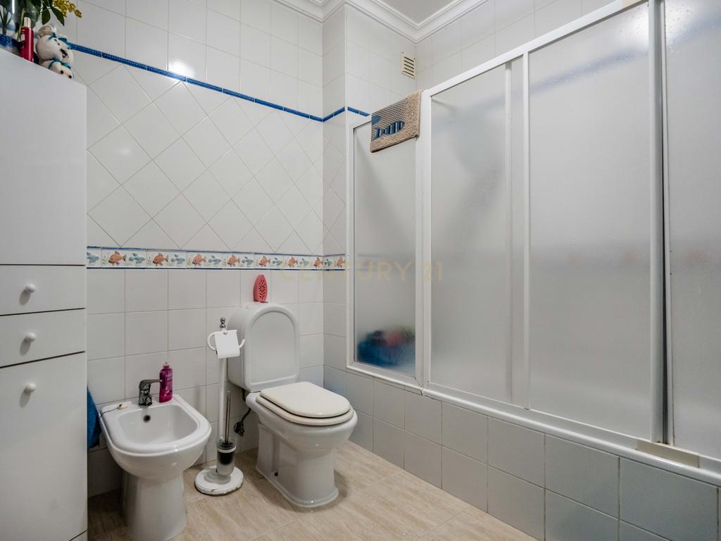 Apartamento T3 com áreas generosas, Garagem em Box, em Portimão - Image 21