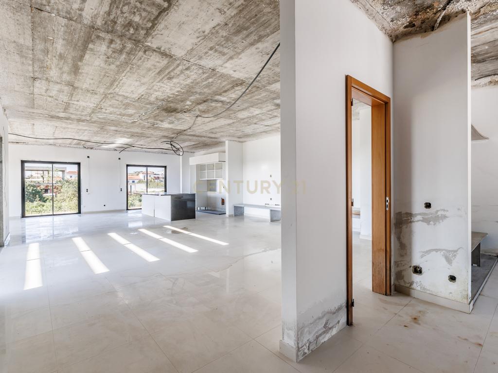 Terreno com moradia contemporânea para terminar - Urbanização Cerro Azul, Quelfes - Image 11
