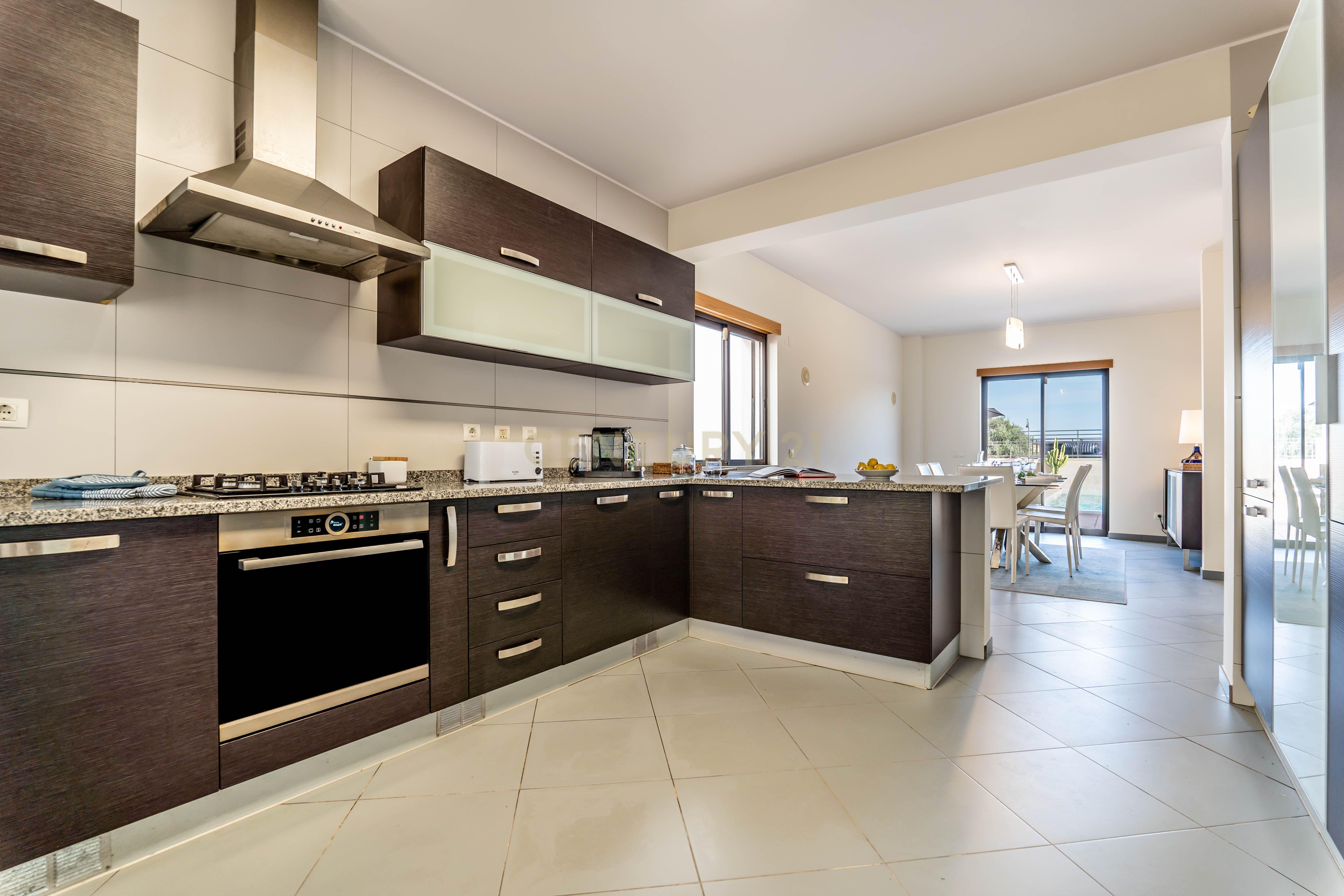 Deslumbrante Moradia T5 em Vilamoura com uma área total de 265m2 - Image 4
