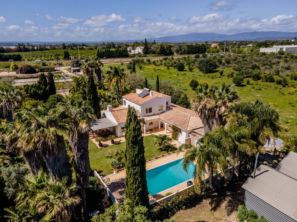 Oásis Privado com Grande Potencial Comercial em Lagoa (Algarve)   - Image 1