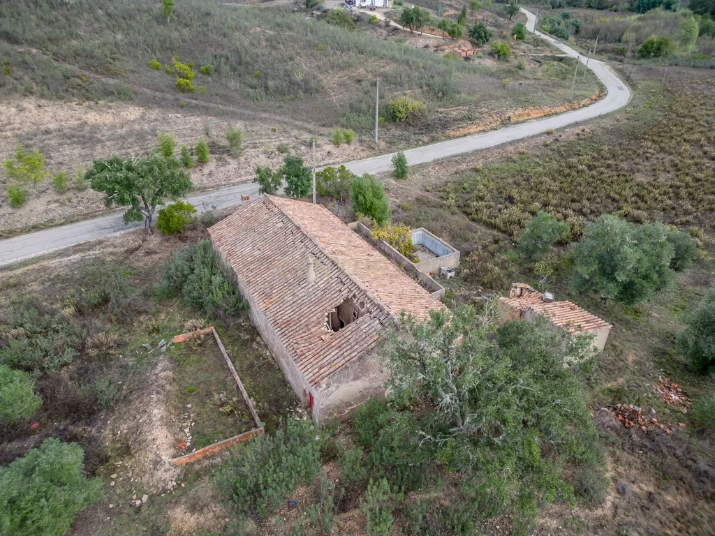 Moradia de 136 m2 para reabilitar em lote urbano de 960m2 num terreno total de 9 hectares localizada em São Marcos da Serra - Image 12