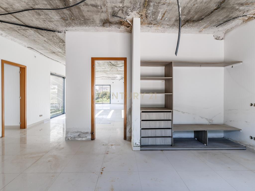 Terreno com moradia contemporânea para terminar - Urbanização Cerro Azul, Quelfes - Image 12