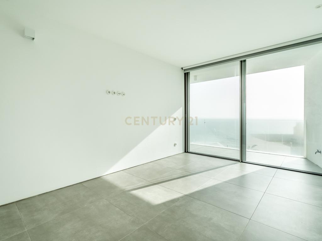Moradia em Frente ao Mar com piscina, e grandes espaços exteriores. - Image 26